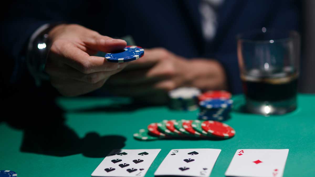 Bạn có thể check raise nếu ở vị trí xấu trong ván bài poker